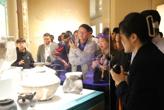 图为参访团成员在博物馆了解殷商文明。