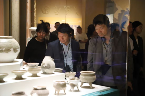 图为参访团在博物馆了解殷商文明。