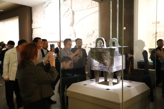 图为参访团在博物馆了解殷商文明。