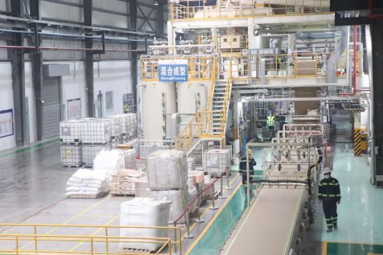 图为圣戈班科技材料(河南)有限公司生产车间生产线。