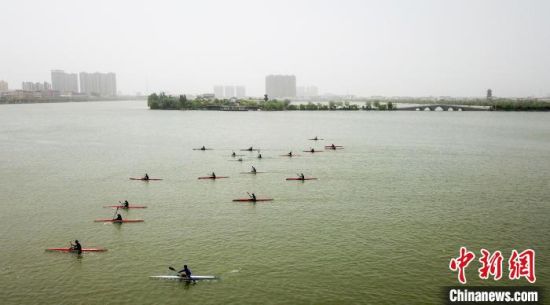 图为皮划艇运动员正在加紧集训。(无人机照片) 徐泽源 摄