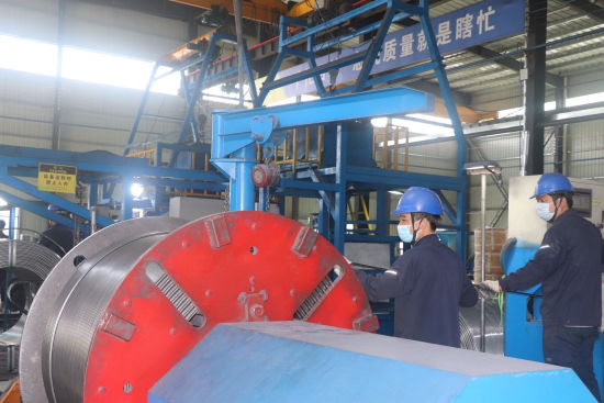 图为禹州市恒利来新材料股份有限公司包芯线生产车间。