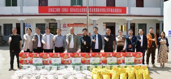 图为汝阳县工商联(总商会)组织企业开展送温暖活动。